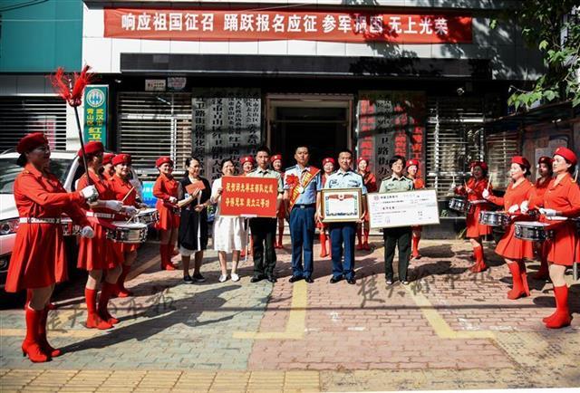 孩子获首张奖状，父亲敲锣打鼓庆祝——一份关于家庭教育的热烈赞歌